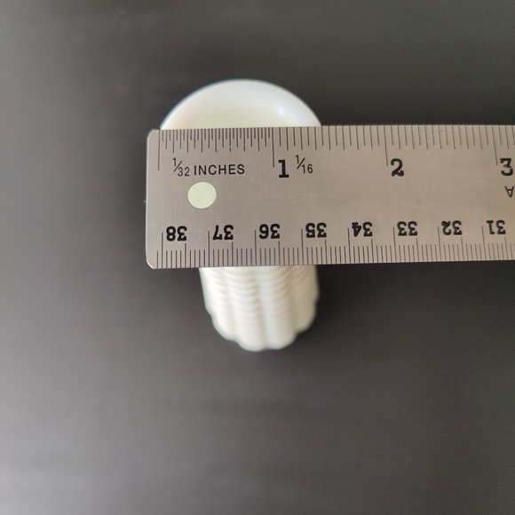 Vintage | EO Brody milk glass bud vase | geometric pattern - Picture 4 of 9